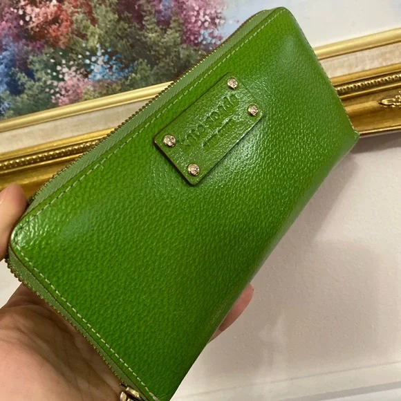 Kate Spade green leather  zip around wallet - Picture 2 of 7